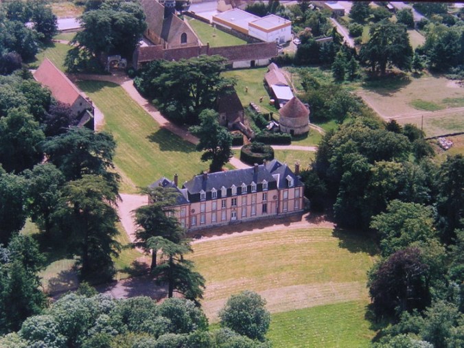 Vue aérienne du château de Fontaine-la-Guyon, copyright 2008 Ville de fontaine-la-Guyon, avec l'aimable autorisation du Maire