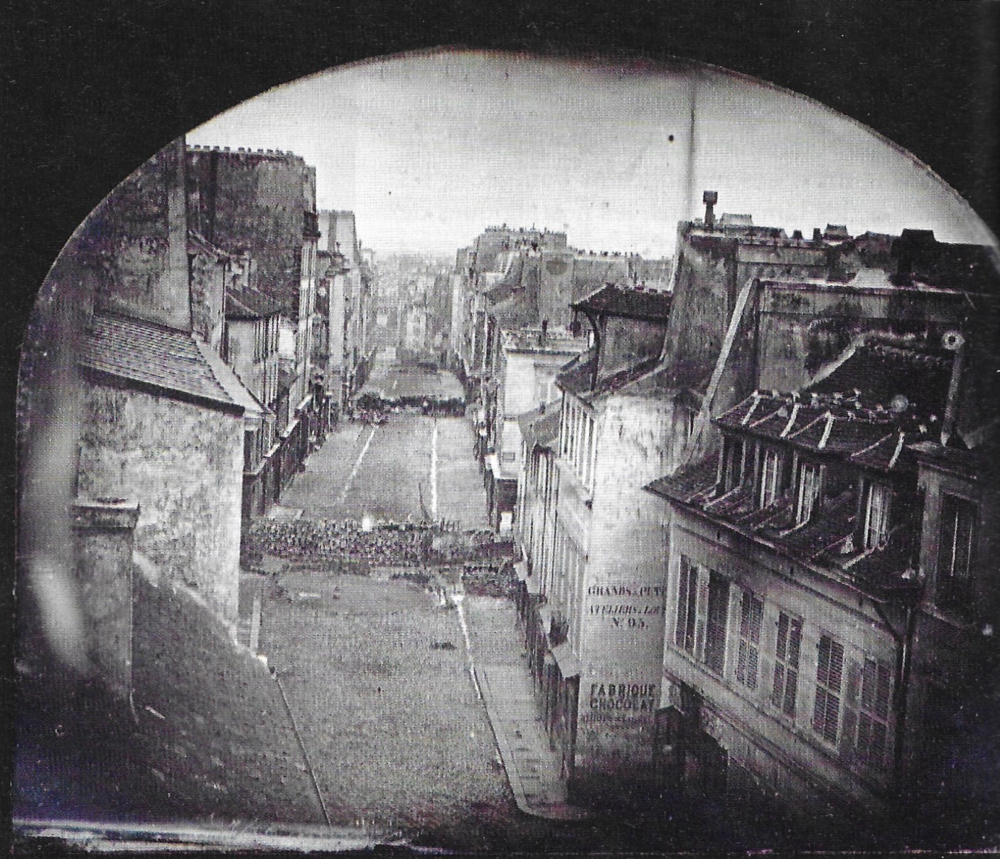 Exceptionnelle photo de Paris le 25 juin 1848 avant l'attaque rue du faubourg du temple (daguerréotype de Thibault, publié par le magazine L'Histoire en février 2018)